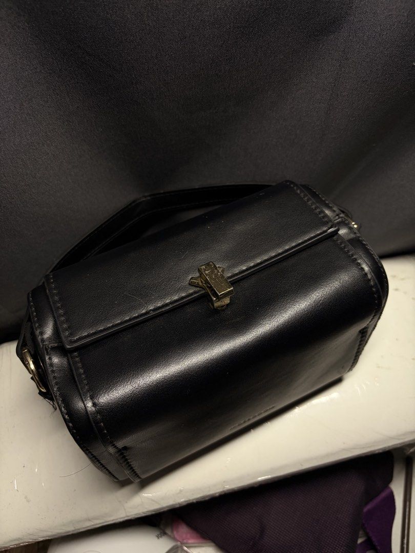 MOSSDOOM Black Handbag w/ Long Strap (Category: Shoulder Bags) located in Caloocan City. Submitted by mntnzchsk (Listing ID 1469397581, Image 3). Description: - Brand: MOSSDOOM - Color: Classic Black with elegant Gold hardware .