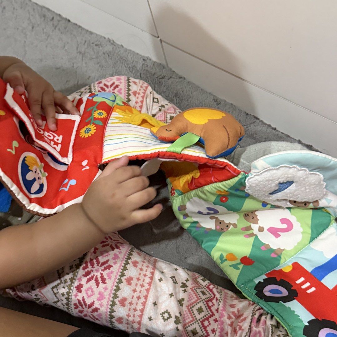 Ms. Rachel Sensory Learning Farm Toy (Category: Educational & Learning Toys) located in Quezon City. Submitted by momi.ashiko (Listing ID 1469549345, Image 2). Description: Pre-loved Selling for 600 only SRP: P1,699 📍Cubao QC 🛵 lalamove or pick-up.