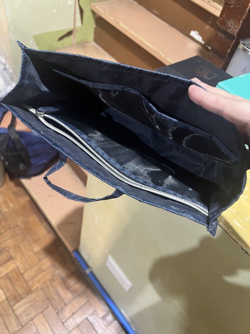 Multiple organizer makeup (Category: Purses & Pouches) located in Paranaque City. Submitted by arianem031087 (Listing ID 1469570885, Image 3). Description: .