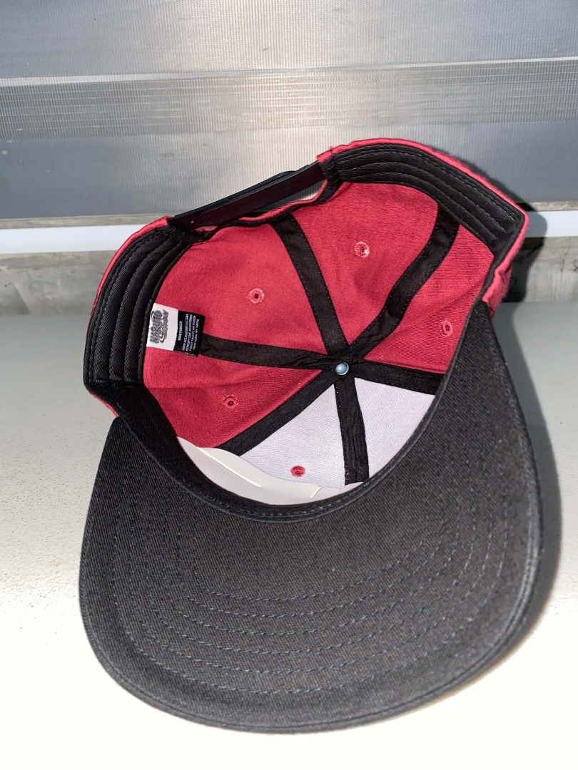Naruto Shippuden Akatsuki Cloud Snapback Cap Red Black (Category: Caps & Hats) located in Baler. Submitted by mariokush193815 (Listing ID 1469453002, Image 2). Description: - Official Naruto Shippuden merchandise - Burgundy crown with contrasting black brim - Detailed red Akatsuki cloud embroidery on front - Adjustable snapback closure for a custom fit - Clean interior lining with finished seam taping - Condition: Excellent / Like new.