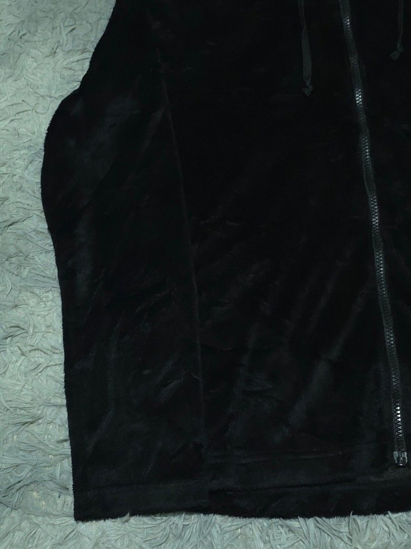 New Balance (Category: Hoodies) located in Abulug. Submitted by humanwhosellthings (Listing ID 1469435808, Image 3). Description: Size Medium fit to Small 19W x 24L Excellent Condition No issue.