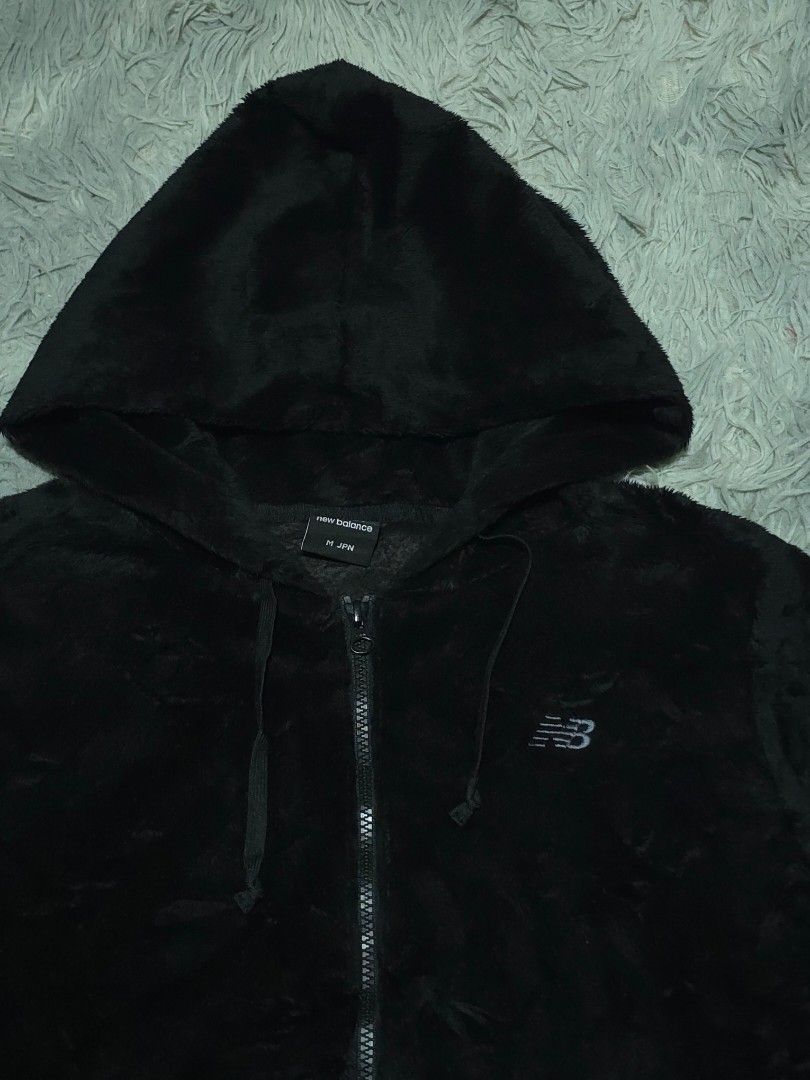 New Balance (Category: Hoodies) located in Abulug. Submitted by humanwhosellthings (Listing ID 1469435808, Image 2). Description: Size Medium fit to Small 19W x 24L Excellent Condition No issue.