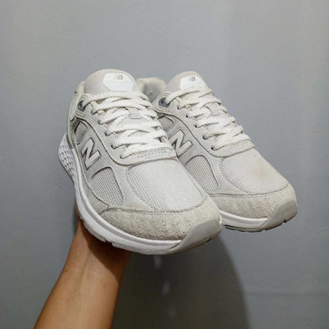 New Balance 1880 'White Gray' (Category: Sneakers) located in Iligan City. Submitted by uishoe (Listing ID 1469445875, Image 2). Description: Like new Condition baby signs of usage Size 39 EUR 8 US Womens.