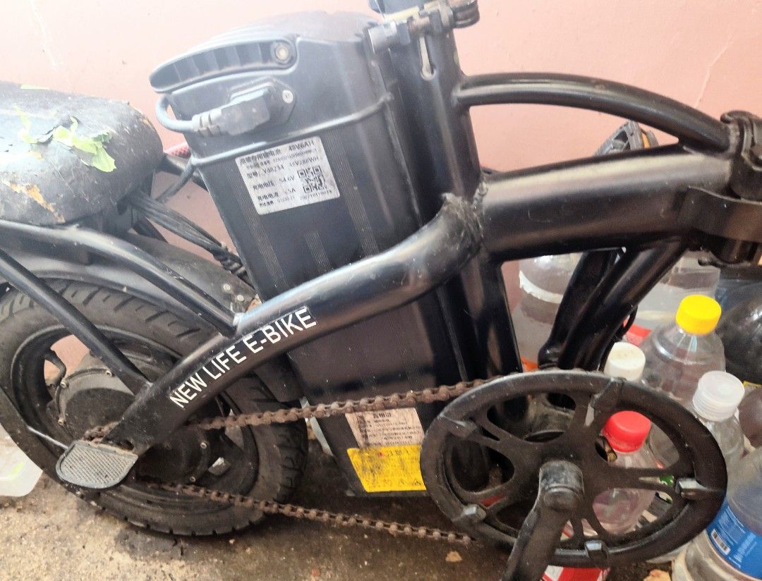 New Life E-Bike 48V Foldable Electric Bicycle (Category: Bicycles) located in Manila. Submitted by karuselkoh (Listing ID 1469521943, Image 1). Description: - Model: New Life E-Bike (Black) - Battery: 48V 6Ah detachable - Design: Foldable frame, fits easily in car trunks or small indoor spaces - Standard pedal chain included -with 1 side mirror -with front and tail light -with horn -free small blinking light sa tail -breaks working -okay mga gulo