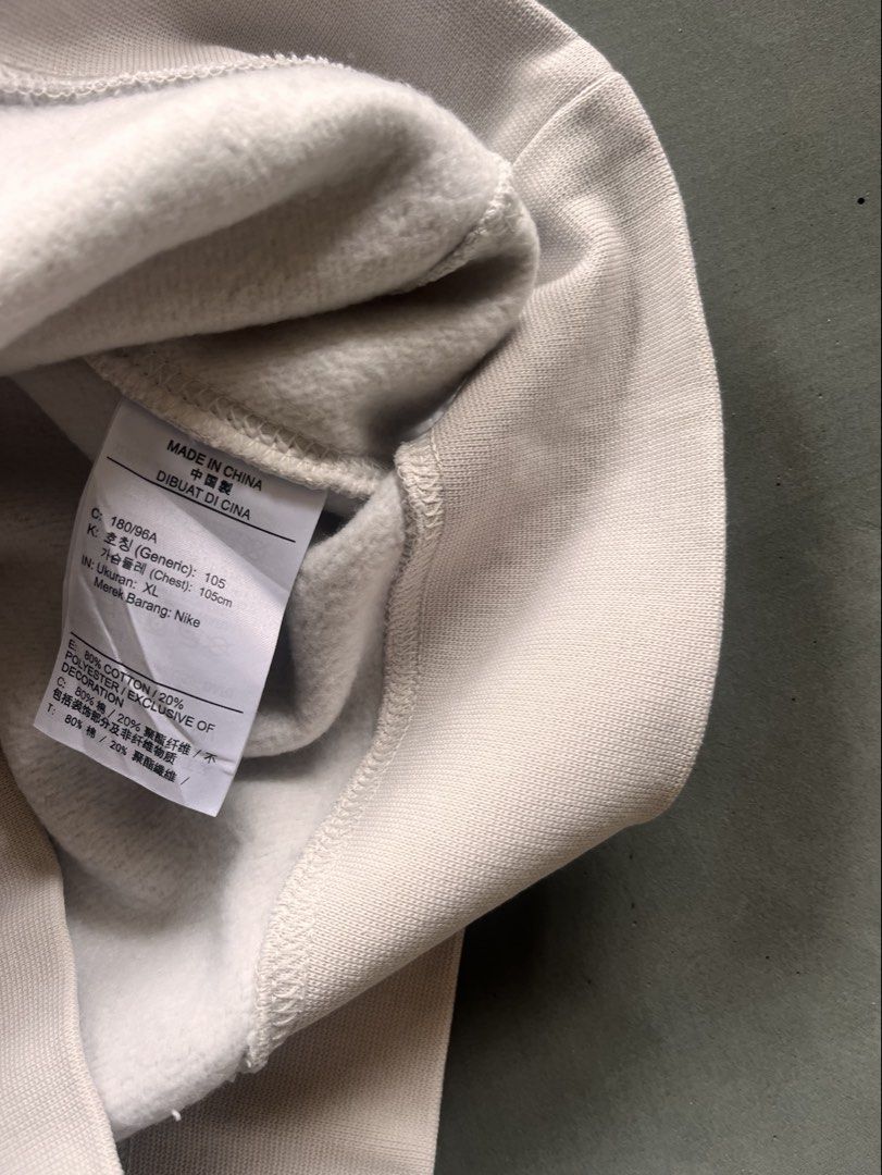 Nike (Category: Coats, Jackets and Outerwear) located in Manila. Submitted by lardo.599 (Listing ID 1469481794, Image 3). Description: Size L to XL No issue Color rate 10/10 Condition 10/10.