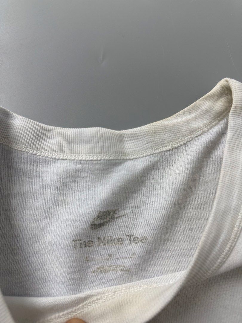 Nike (Category: Tshirts & Polo Shirts ) located in Pila. Submitted by villanueva80826 (Listing ID 1469522100, Image 3). Description: Nike pocket tee Size:medium •Width:20 •Length:31 •Condition:9/10 •Color rate:9/10 Mine:300 +Shipping fee Issue:sign of usage like discoloration di pantay ang color Still in good for psg condition Still wearable .