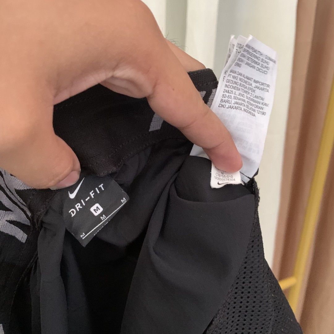 NIKE BIG SWOOSH SHORT (Category: Shorts) located in Binalonan. Submitted by thrift_on2022 (Listing ID 1469525889, Image 2). Description: W- 28 to 34 L - 19 Leg opening- 12 Color rate - 9.8/10 Excellent Condition❗️.