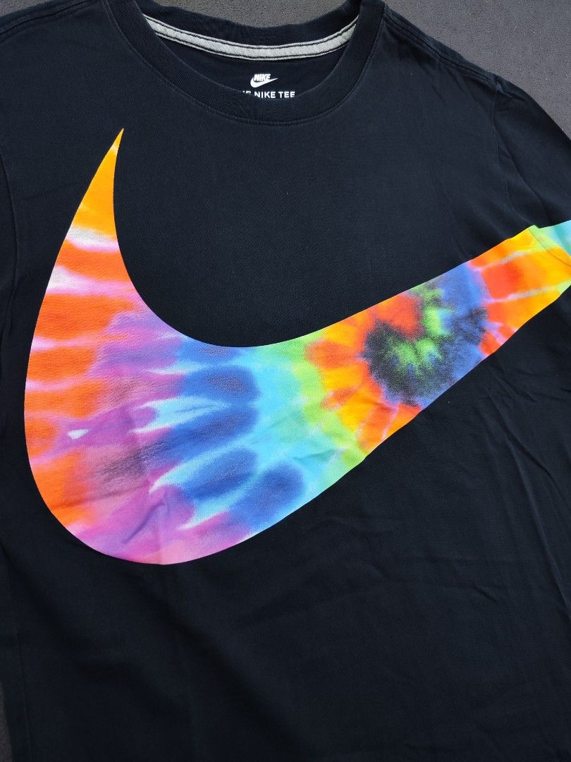 Nike Big Swoosh Tee (Category: Tshirts & Polo Shirts ) located in Bulacan. Submitted by emilj23 (Listing ID 1469431395, Image 2). Description: Nike Big Swoosh Tee Size M on tag L 26 W 18.5 Condition 9.5/10 Color rate 9.5/10 No Issue.