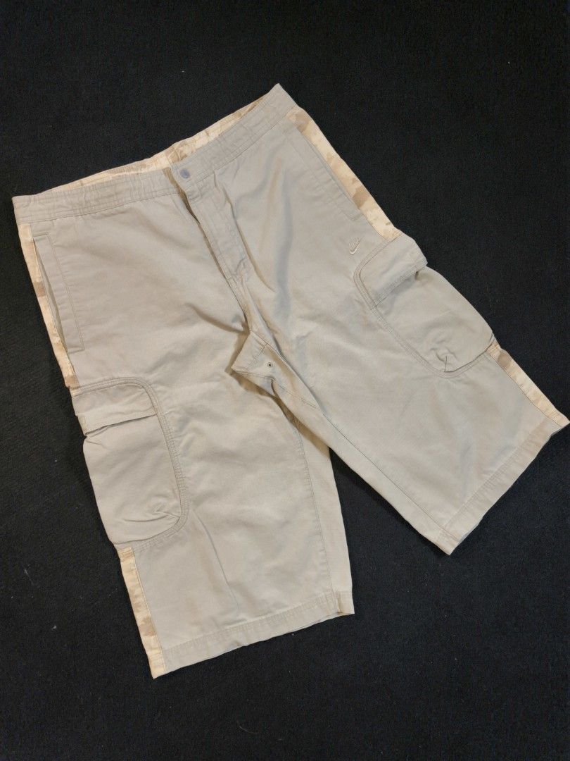 NIKE CAMO CARGO JORTS (Category: Shorts) located in San Fernando. Submitted by retro_d (Listing ID 1469549851, Image 1). Description: - NIKE CAMO CARGO JORTS - Size: W-35/L-26.5/T-13/LO-10.5 - Condition: Excellent - Color Rate: 9.5/10 - No issue.
