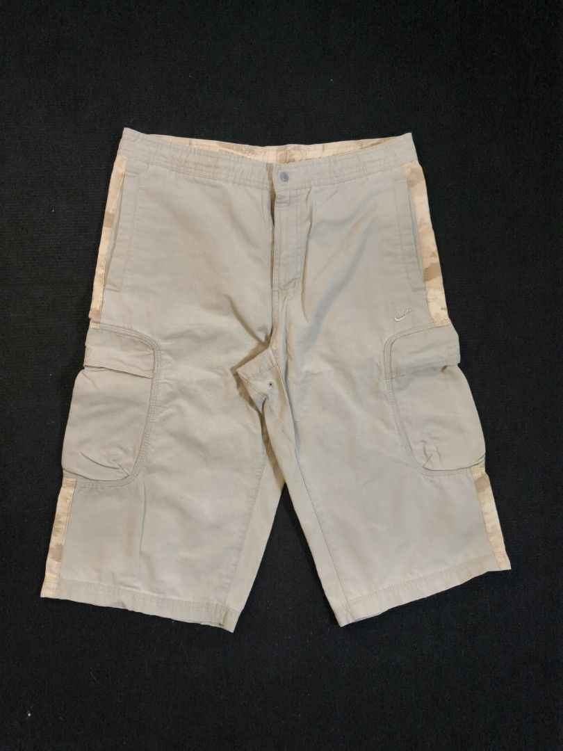 NIKE CAMO CARGO JORTS (Category: Shorts) located in San Fernando. Submitted by retro_d (Listing ID 1469549851, Image 2). Description: - NIKE CAMO CARGO JORTS - Size: W-35/L-26.5/T-13/LO-10.5 - Condition: Excellent - Color Rate: 9.5/10 - No issue.