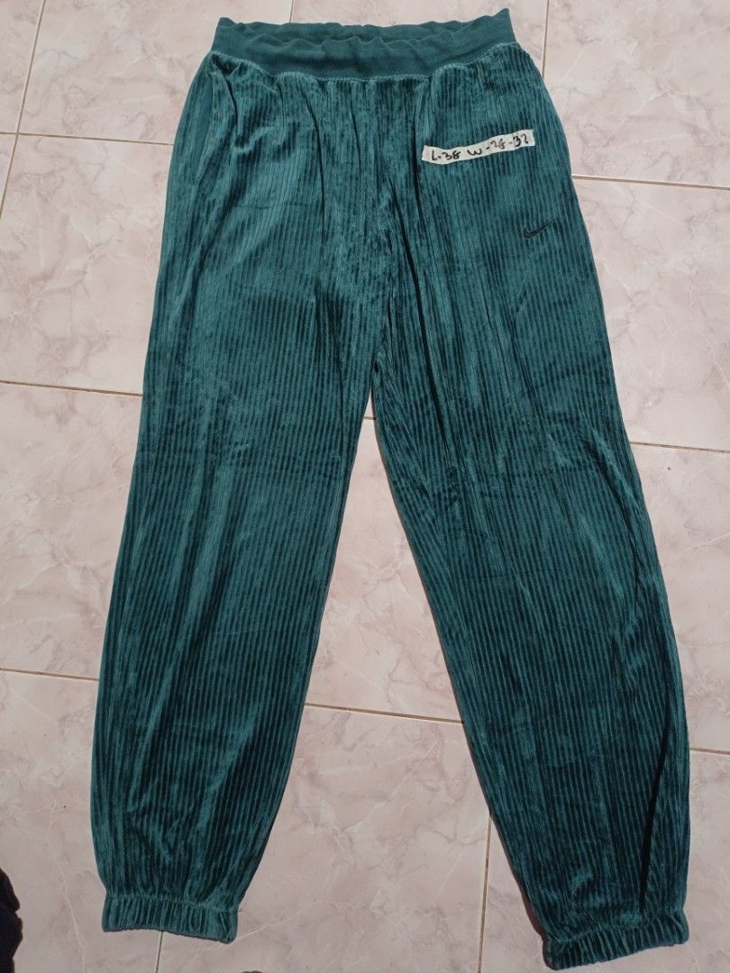 Nike corduroy (Category: Joggers) located in Cotabato. Submitted by utohyson21 (Listing ID 1469549363, Image 1). Description: .