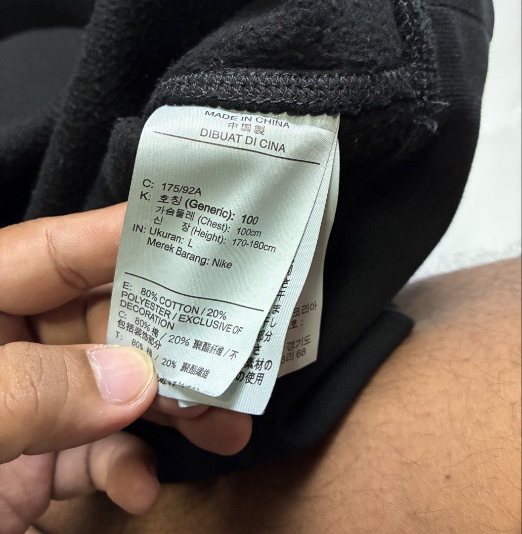 Nike CrewNeck Black Swoosh (Category: Coats, Jackets and Outerwear) located in Palayan City. Submitted by room_of_thrift (Listing ID 1469566097, Image 3). Description: Nike CrewNeck Black Swoosh W - 23 L - 27 Asnew Condition No Issue.
