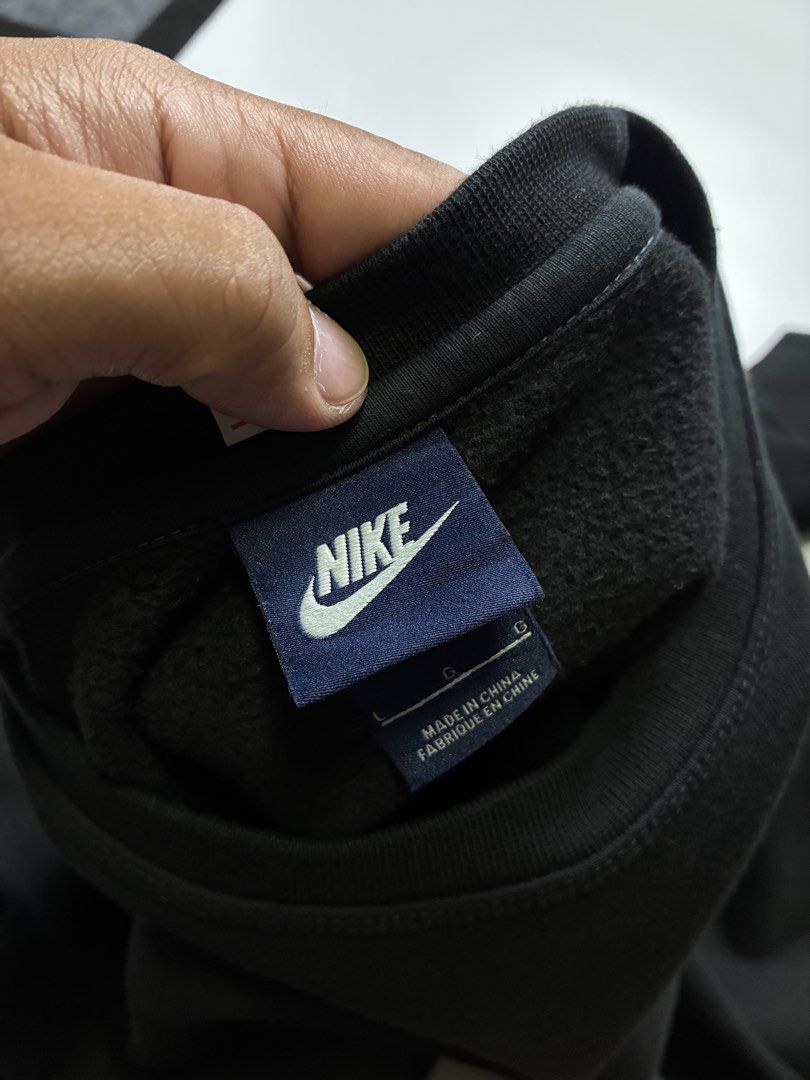 Nike CrewNeck Black Swoosh (Category: Coats, Jackets and Outerwear) located in Palayan City. Submitted by room_of_thrift (Listing ID 1469566097, Image 2). Description: Nike CrewNeck Black Swoosh W - 23 L - 27 Asnew Condition No Issue.