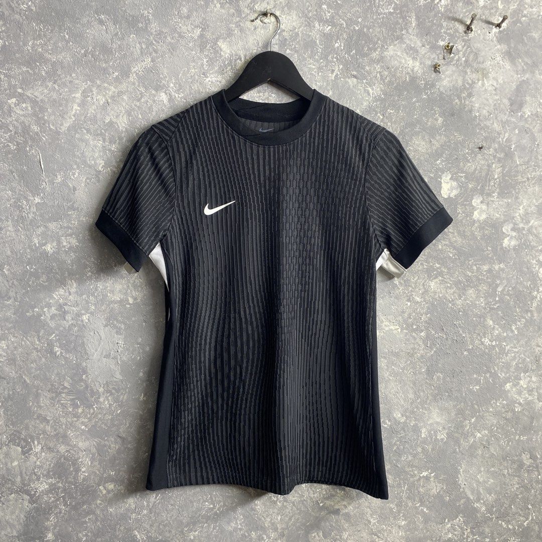 Nike Dri Fit (Category: Shirts) located in Pasig City. Submitted by lumangkamisa (Listing ID 1469417604, Image 1). Description: Small.