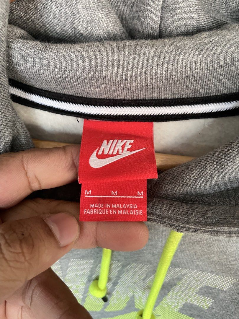 Nike Hoodie (Category: Activewear) located in Manila. Submitted by oftherack_04 (Listing ID 1469430117, Image 3). Description: Size Meduim Excellent condition No issues .