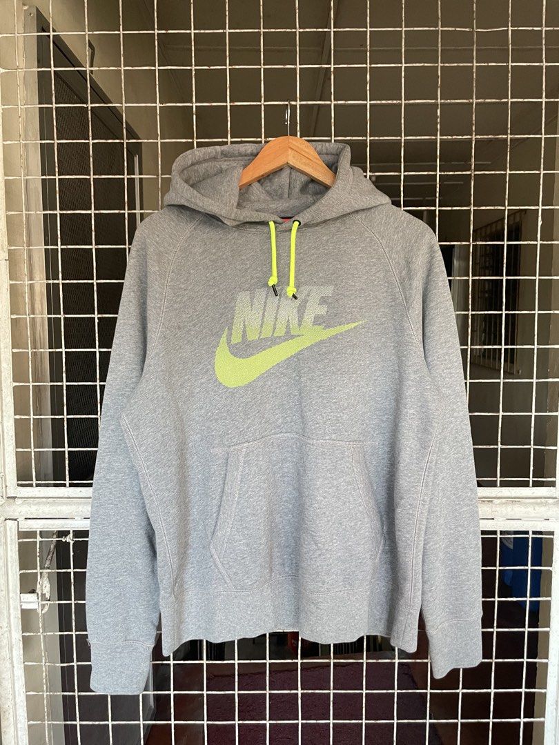 Nike Hoodie (Category: Activewear) located in Manila. Submitted by oftherack_04 (Listing ID 1469430117, Image 1). Description: Size Meduim Excellent condition No issues .