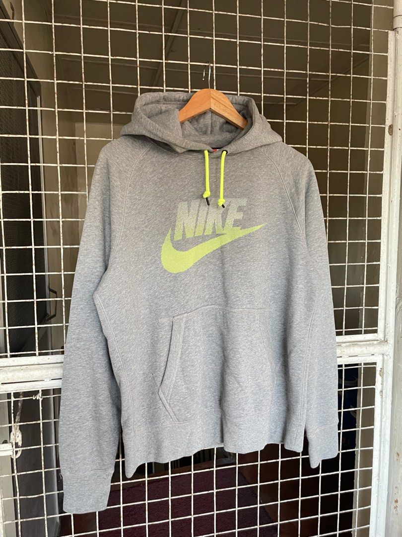 Nike Hoodie (Category: Activewear) located in Manila. Submitted by oftherack_04 (Listing ID 1469430117, Image 2). Description: Size Meduim Excellent condition No issues .