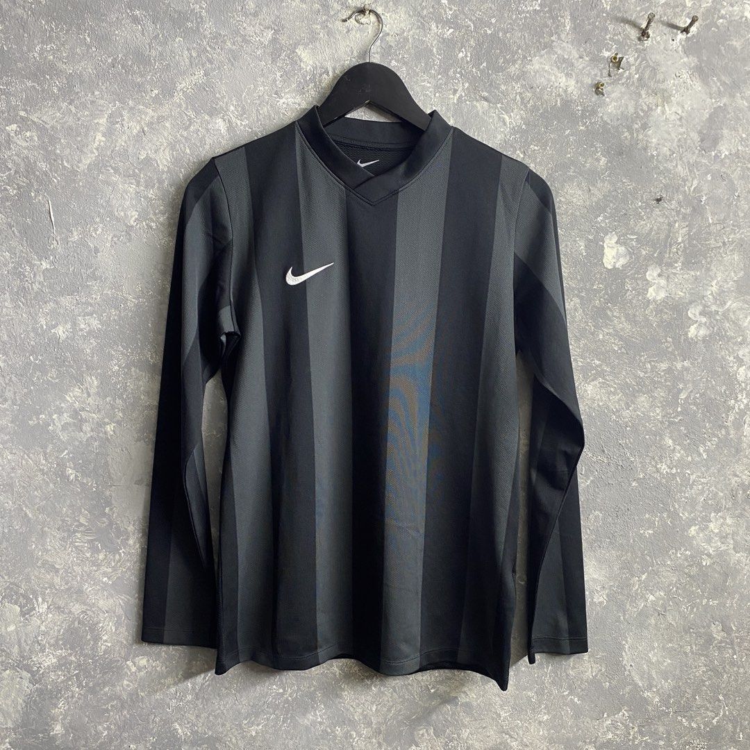 Nike Long Sleevs (Category: Activewear) located in Pasig City. Submitted by lumangkamisa (Listing ID 1469417302, Image 1). Description: Small on tag.