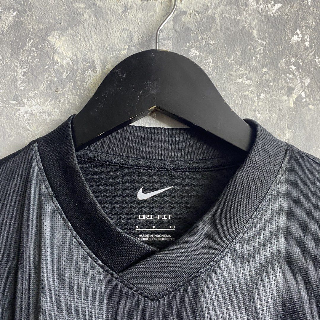 Nike Long Sleevs (Category: Activewear) located in Pasig City. Submitted by lumangkamisa (Listing ID 1469417302, Image 3). Description: Small on tag.