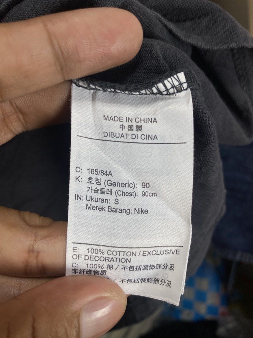 Nike NSW premium essentials shirt (Category: Tshirts & Polo Shirts ) located in Surigao. Submitted by ricsons (Listing ID 1469503407, Image 3). Description: 19x27 dimension 9.8/10 color rate Dark gray actual color No issue .