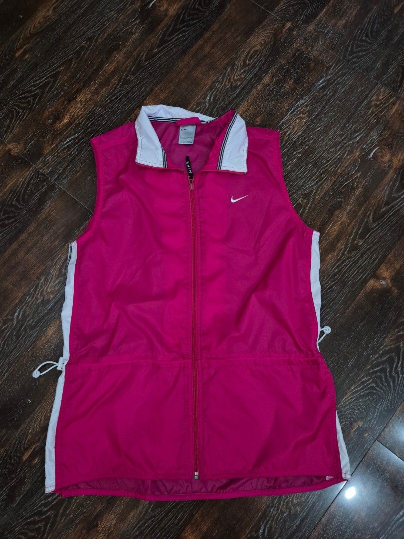 Nike Nylon Windbreaker (Category: Activewear) located in Santa Cruz. Submitted by deenem (Listing ID 1469435266, Image 2). Description: Like New😍👌 No flaws👌 Large on Tag Can fit L-XL Asian (Measurements laid flat in inches) Bust:20.5 Armhole:10 Lenght: 27.