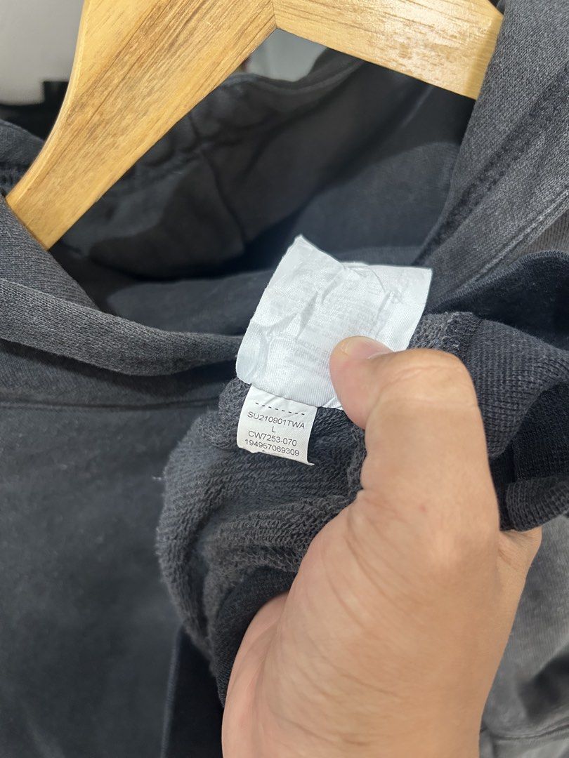 Nike sb hoodie (Category: Hoodies) located in Cavite. Submitted by arvinroderos (Listing ID 1469430392, Image 3). Description: Nike sb hoodie 23x26.5 good condition 450.