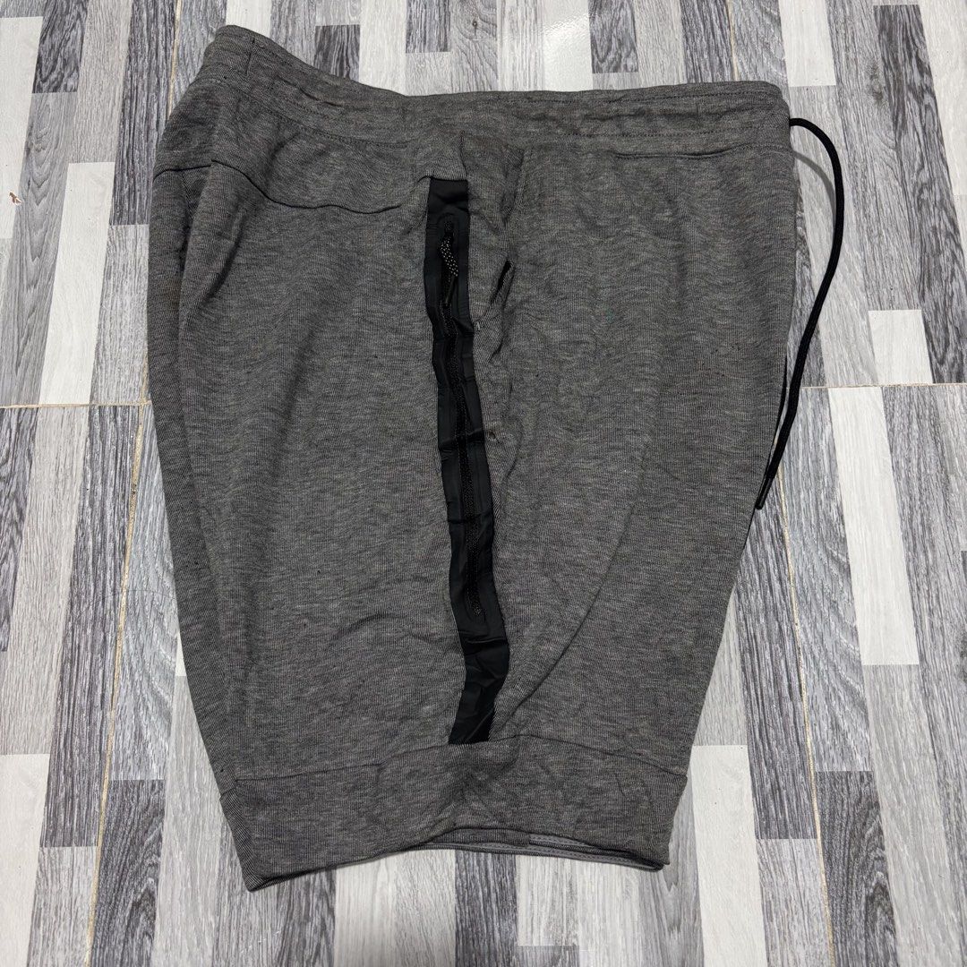 Nike tech fleece (Category: Shorts) located in Banga. Submitted by akosiloco (Listing ID 1469500099, Image 2). Description: Size xl Length 19 Plus sf.