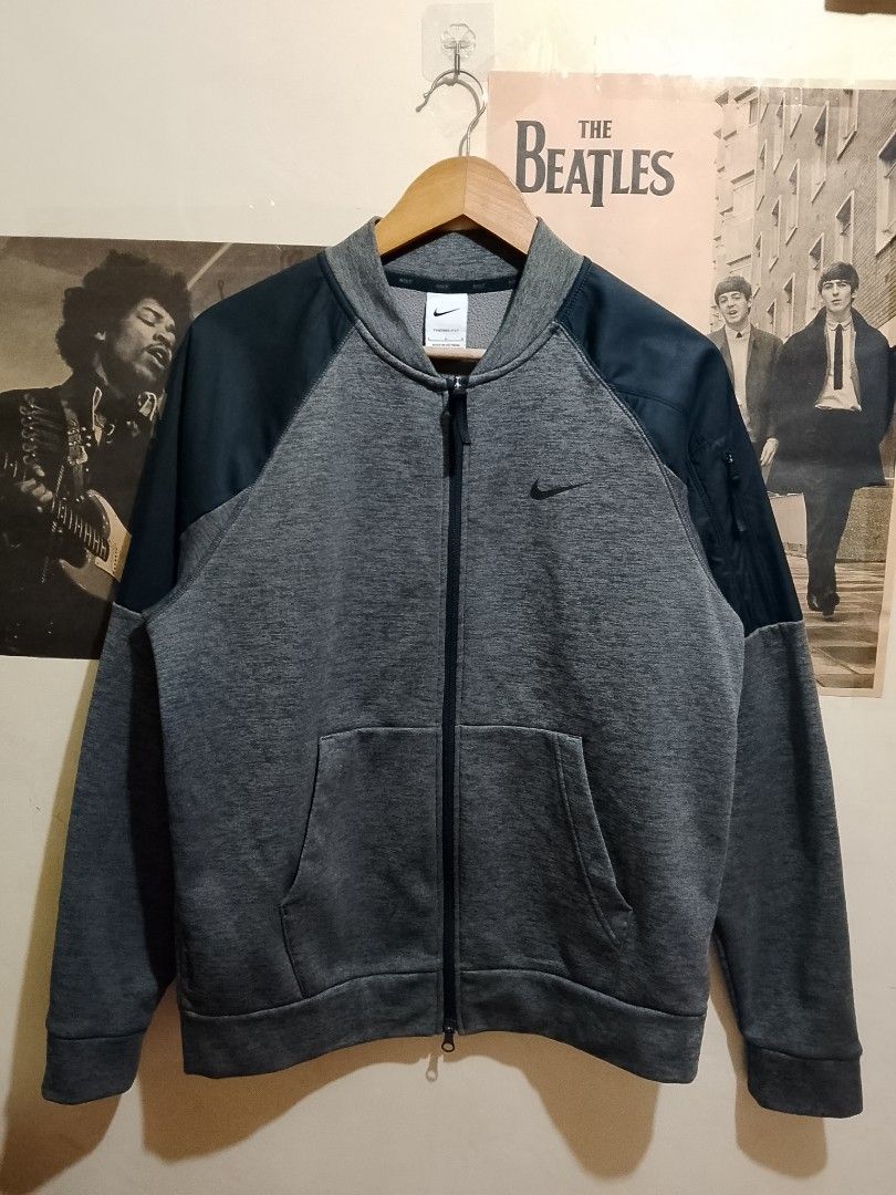 Nike Therma-Fit Grey Bomber Jacket Size L (Category: Coats, Jackets and Outerwear) located in Manila. Submitted by emmanlacno47414 (Listing ID 1469445513, Image 1). Description: Large on tag Width 22 Length 28 No issue/No flaws Colorate:9.8/10 Excellent Condition 1000 free ship.