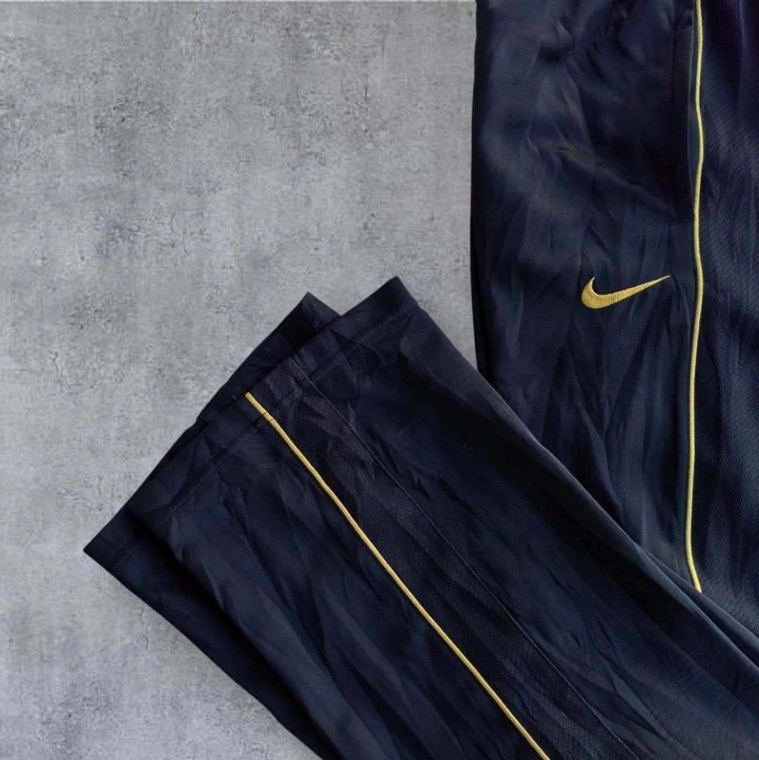 Nike Trackpants Embroidered Polyester (Category: Activewear) located in Pasig City. Submitted by j.ownerss (Listing ID 1469520370, Image 3). Description: FOR SALE‼️NIKE TRACKPANTS POLYESTER‼️ ₱650 ONLY Logo Embroidered 2 pockets Condition: 9/10 Flaws: needs wash and worn out garter only (drawstrings to support) Waistline: 20-38 Length: 39 Hem: 9 Pickup: Allegra Garden Place Pasig Delivery via Lalamove or J&T courier, strictly payments first throu