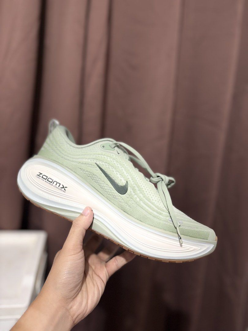 Nike Vomero Plus (Category: Sneakers) located in Makati City. Submitted by macannield00518 (Listing ID 1469560649, Image 1). Description: Nike Vomero Plus Php 5990 (srp Php9395) 10 US BNEW Shipping nationwide avail via LBC 🚚 Meetup around Batangas and BGC.
