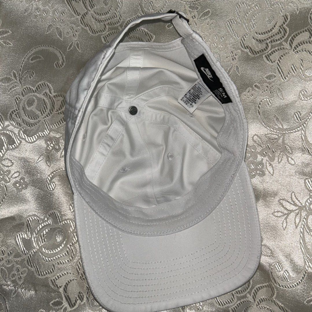 [NIKE] White Club Cap (Category: Everything Else Others) located in Manila. Submitted by hvscloset (Listing ID 1469518659, Image 2). Description: .