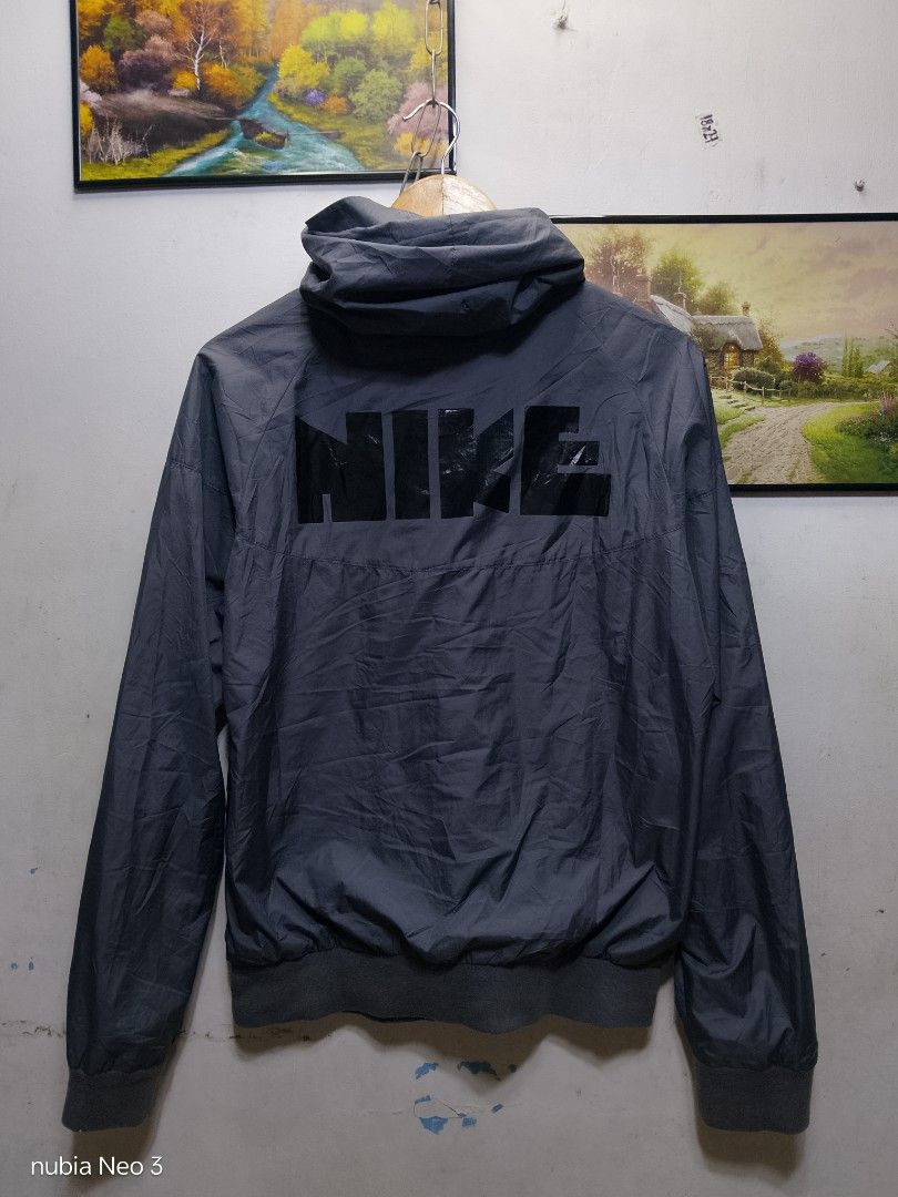 nike windbreaker (Category: Coats, Jackets and Outerwear) located in Valenzuela. Submitted by joshwrldselection (Listing ID 1469455345, Image 2). Description: small - medium very good condition sign of use on ribbings / hem thrift..