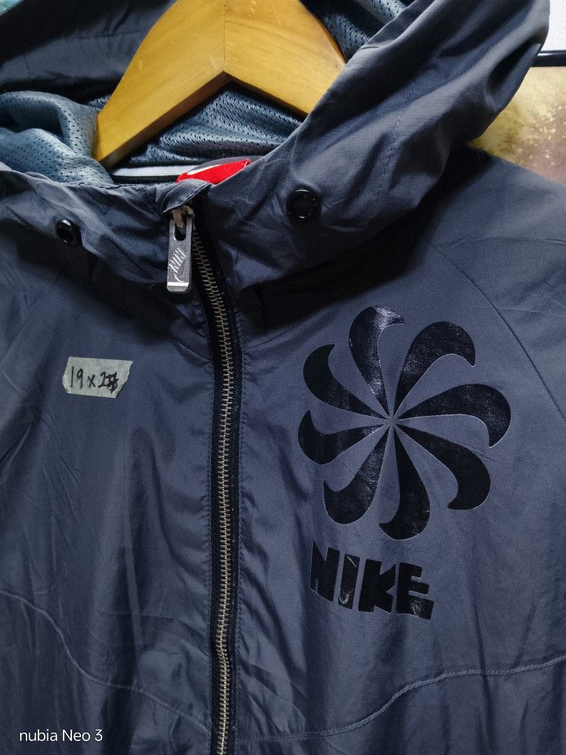 nike windbreaker (Category: Coats, Jackets and Outerwear) located in Valenzuela. Submitted by joshwrldselection (Listing ID 1469455345, Image 3). Description: small - medium very good condition sign of use on ribbings / hem thrift..