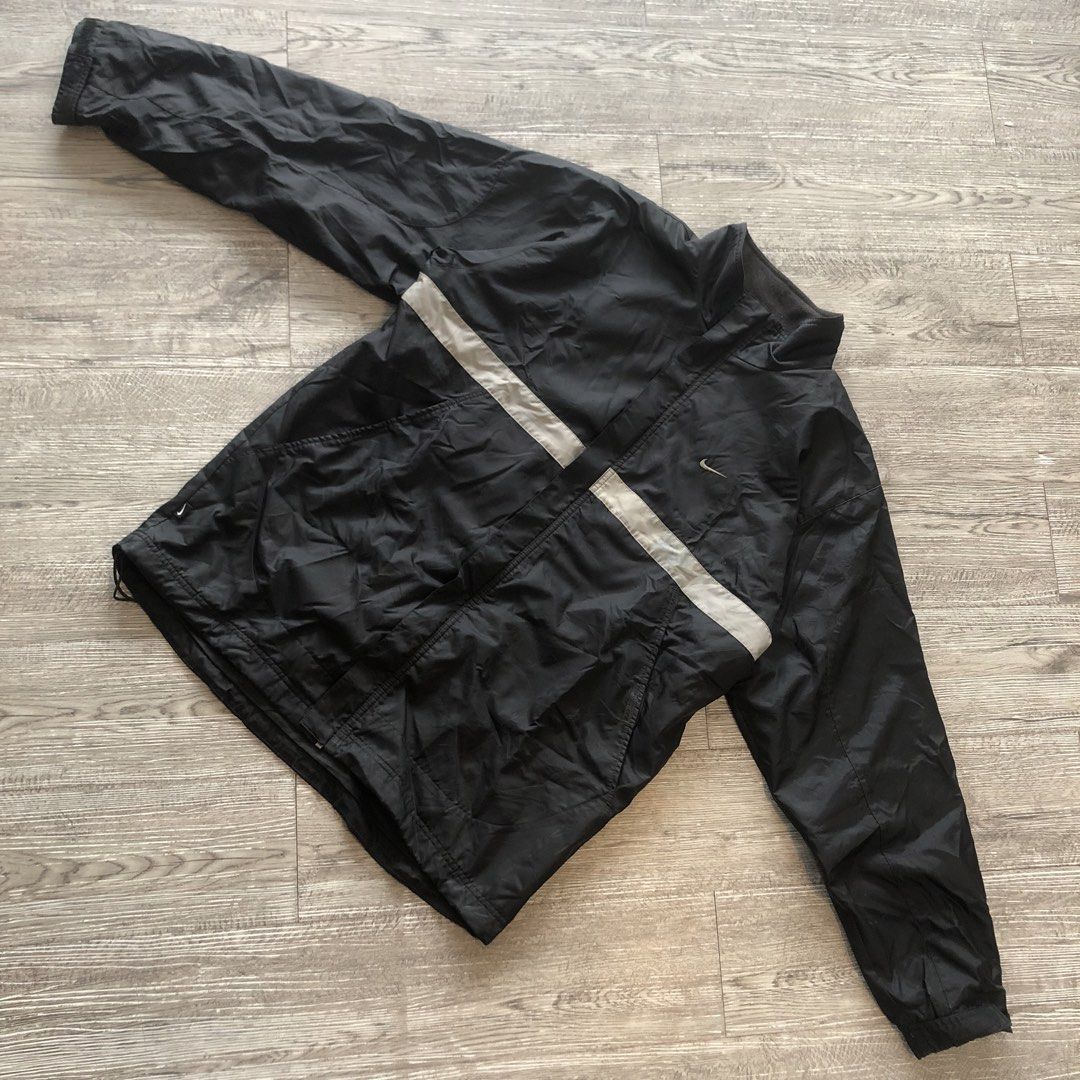 NIKE WINDBREAKER (Category: Coats, Jackets and Outerwear) located in Manila. Submitted by golden_znamss (Listing ID 1469475930, Image 1). Description: NIKE WINDBREAKER 550💸 25x28 .