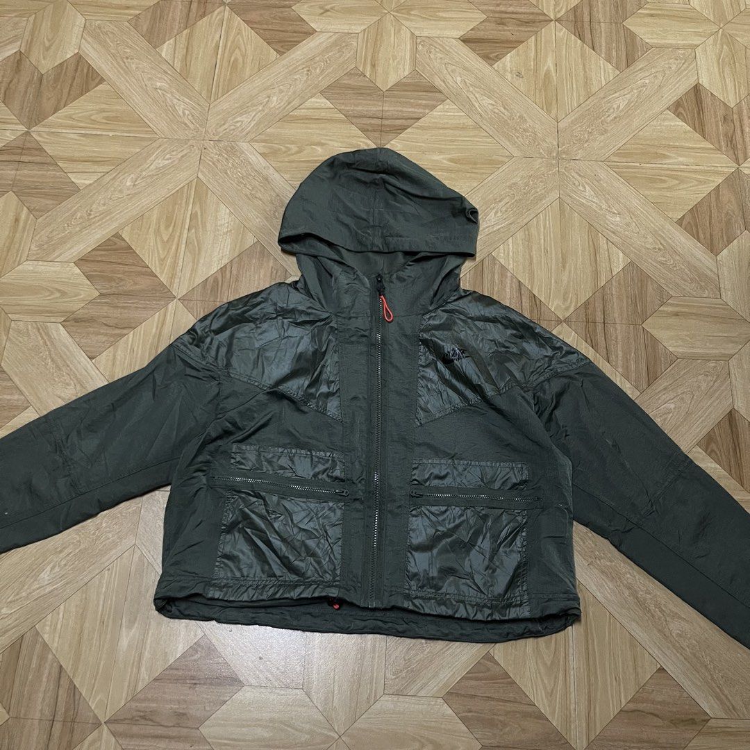 nike windbreaker womens (Category: Activewear) located in Cavite. Submitted by sacmaestro444 (Listing ID 1469539783, Image 1). Description: Large womens good condition lints and print overall good condition 9/10 colorate.