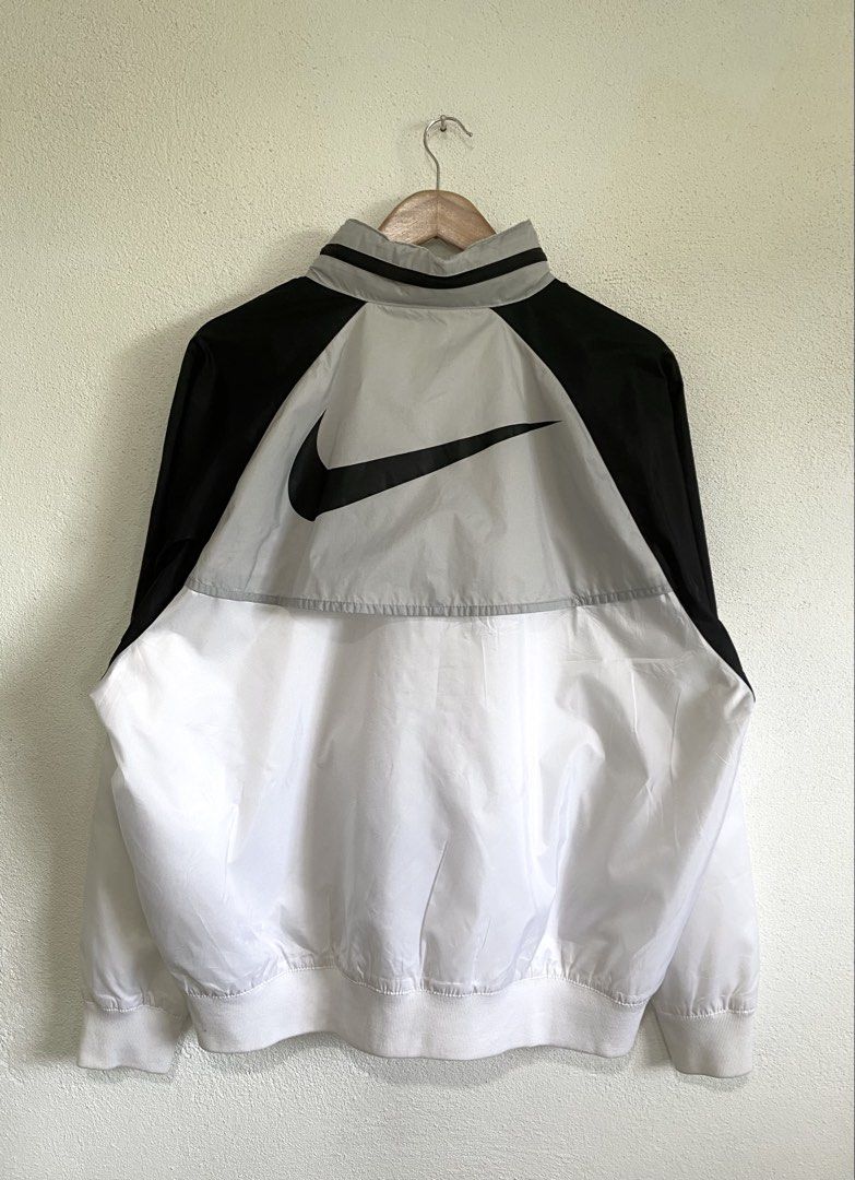 Nike Windrunner Jacket with Packable Hood (Category: Coats, Jackets and Outerwear) located in Goa. Submitted by dandd_thrift_goods (Listing ID 1469542537, Image 2). Description: .