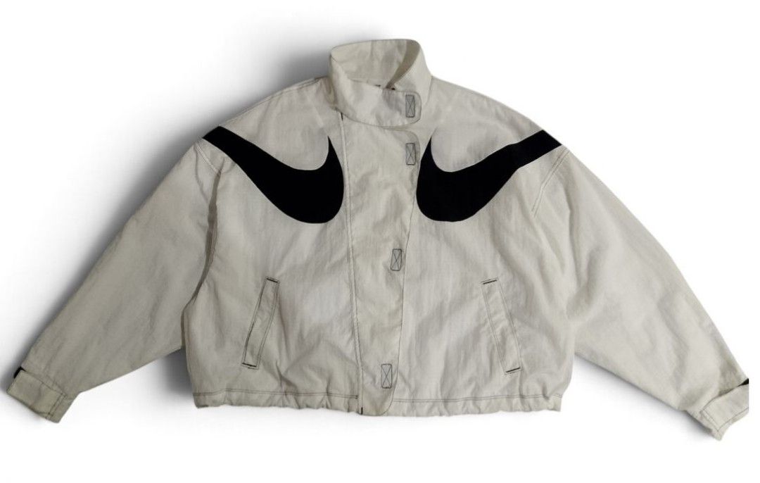 NIKE WOVEN JACKET FOR WOMENS (Category: Coats, Jackets and Outerwear) located in Bacolod City. Submitted by rodzthrift (Listing ID 1469500871, Image 1). Description: NIKE WOVEN WINDBREAKER DOUBLE SWOOSH AUTHENTIC ORIG SMALL-MEDIUM 23 Length 25 Width GOOD AS NEW FLAWLESS ADJUSTABLE 899 FREESHIPPING THRU JNT SHIPPING CAN DO TRANSFER FACEBOOK TO PROVE AS A LEGIT SELLER.