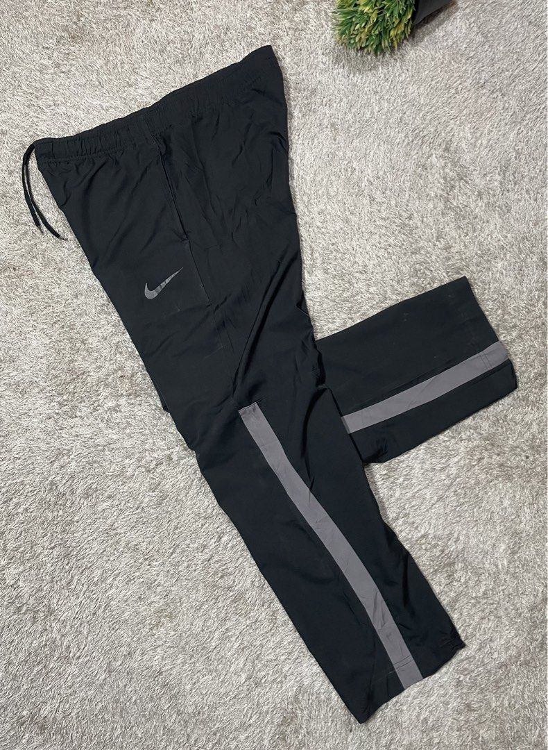 nike woven pants (Category: Joggers) located in Las Pinas. Submitted by moncaz2461827 (Listing ID 1469426071, Image 1). Description: N!!ke woven pants Size medium on tag Waist 32-34 Length 38.5 Excellent condition Color rate 9.9/10 No issue Need proper wash .