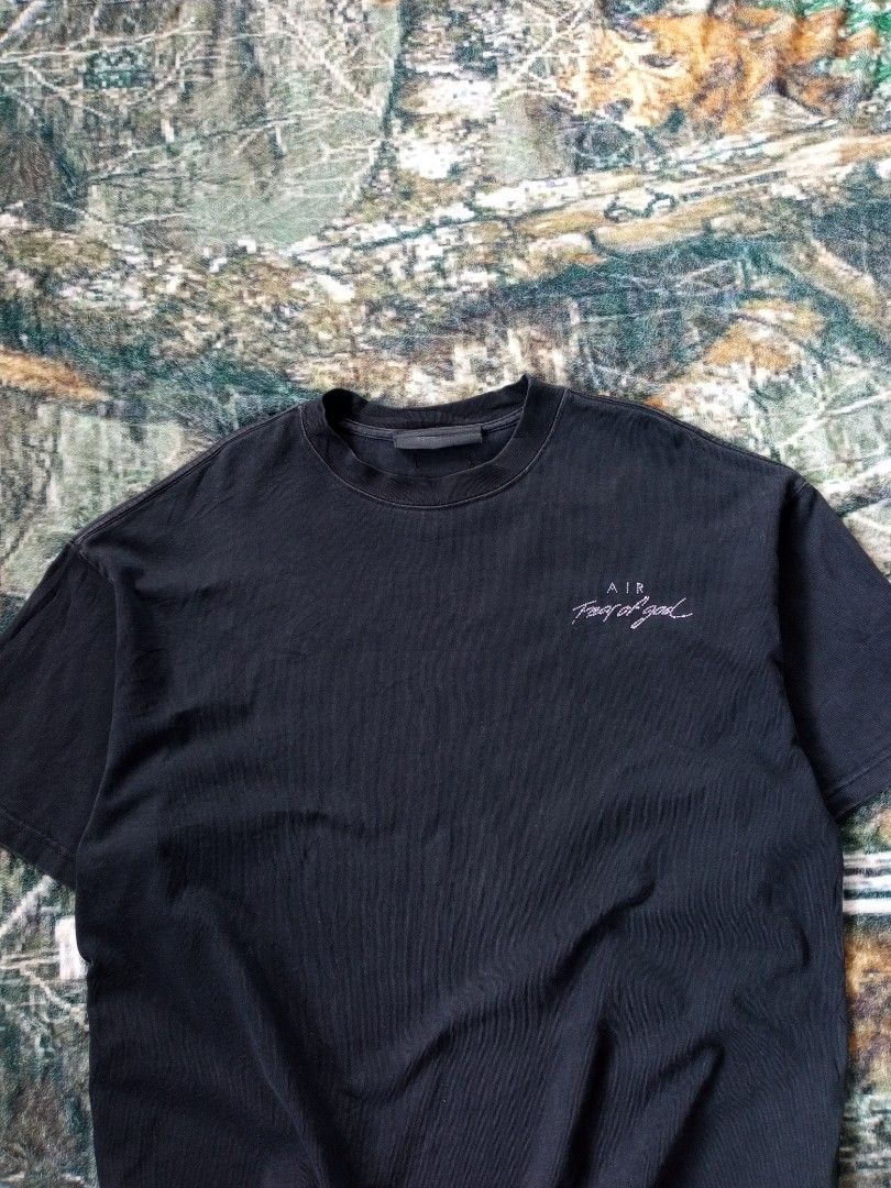 NIKE X FOG (Category: Tshirts & Polo Shirts ) located in Sugbongcogon. Submitted by yan.drip (Listing ID 1469441450, Image 2). Description: Nike X FOG Excellent condition Size L on tag W24/L28 cr 9/10 Issue missing bids and minimal scratch over all solid pa Dm sa interested📩.
