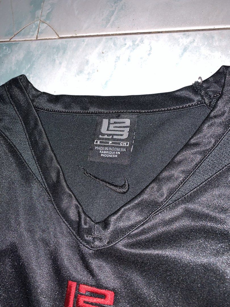 Nike Y2K Lebron jersey (Category: Activewear) located in Pasig City. Submitted by thriftnflip1600 (Listing ID 1469471123, Image 3). Description: S on tag Width: 21.5” Length: 30” Color rate: 9/10 Condition: 9/10 No issues.