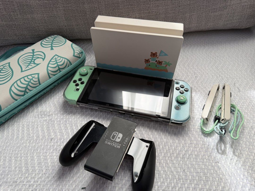 Nintendo Switch Animal Crossing Edition (Category: Nintendo) located in Manila. Submitted by anne.angel (Listing ID 1469426224, Image 1). Description: Selling Nintendo Switch Animal Crossing Limited Edition. Comes with special dock, Joy-Cons with paw grips, matching carry case, straps, grip, and clear protective case. Complete bundle ready to play! Negotiable but please be reasonable In a very good condition .