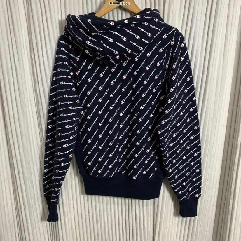 NJ165-CHAMPION UNISEX REVERSE WEAVE AOP PULLOVER HOODIE (Category: Coats, Jackets and Outerwear) located in Bauang. Submitted by wintercollectionfc (Listing ID 1469456478, Image 3). Description: ❗️𝘼𝙡𝙡 𝙙𝙚𝙩𝙖𝙞𝙡𝙨 𝙥𝙤𝙨𝙩𝙚𝙙❗️ ✨ⒸⒽⒶⓂⓅⒾⓄⓃ 𝗨𝗡𝗜𝗦𝗘𝗫 𝗥𝗘𝗩𝗘𝗥𝗦𝗘 𝗪𝗘𝗔𝗩𝗘 𝗔𝗢𝗣 𝗣𝗨𝗟𝗟𝗢𝗩𝗘𝗥 𝗛𝗢𝗢𝗗𝗜𝗘✨ ᴄᴏᴅᴇ: ɴᴊ-165 𝐏𝐫𝐢𝐜𝐞: 𝟓𝟖𝟖 + 𝐒𝐅 𝐨𝐧𝐥𝐲 ▪️ JPN MEDIUM ▪️ Good as New ▪️ No issues ▪️ W 19" x L 26" ▪️ NAVY 📍Location: LA