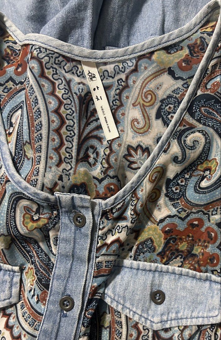 NO BRAND (Category: Rompers) located in Davao. Submitted by sart0ria85 (Listing ID 1469552083, Image 3). Description: Cute sleeveless romper blending a paisley pattern and light wash denim. Adjustable waist. MADE IN KOREA🇰🇷 SMALL. Size 4 VERY GOOD CONDITION (85/100).