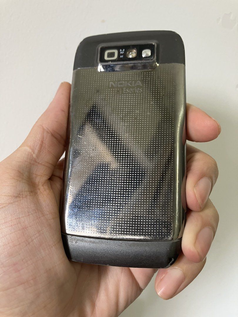 Nokia E71 （分類：其他手機）位於 Hong Kong。 由 pentaxian 提交（商品編號 1469426305，圖片 2）。簡介： 顯示正常，H鍵唔work，wifi正常，當垃圾賣，售出不退 連副廠電，USB叉電線一條 閒日18:20兆康/18:30天水圍交收 順豐到付。