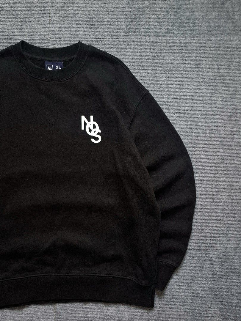 NOS Black Boxy Sweatshirt (Category: Coats, Jackets and Outerwear) located in Las Pinas. Submitted by nevergetsold.ph (Listing ID 1469490942, Image 3). Description: NOS Black Boxy Sweatshirt Color Rate: 9.5/10 Condition Rate: 9.5/10 Best fit to Large - XL Dimentions (inches) Width: 26 Length: 29 Sleeve Length: 24.5 Issues: none.