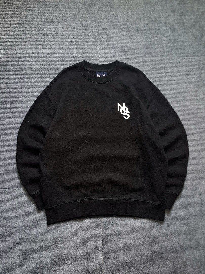 NOS Black Boxy Sweatshirt (Category: Coats, Jackets and Outerwear) located in Las Pinas. Submitted by nevergetsold.ph (Listing ID 1469490942, Image 1). Description: NOS Black Boxy Sweatshirt Color Rate: 9.5/10 Condition Rate: 9.5/10 Best fit to Large - XL Dimentions (inches) Width: 26 Length: 29 Sleeve Length: 24.5 Issues: none.