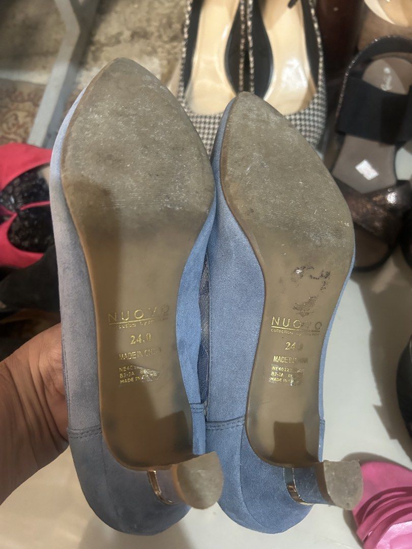 Nouvo collection by hawkins size 7 (Category: Heels) located in Cavite. Submitted by cecitrifthshop (Listing ID 1469420063, Image 2). Description: Blue suade material size 24 cm good condition NOUVO By HAWKINS .