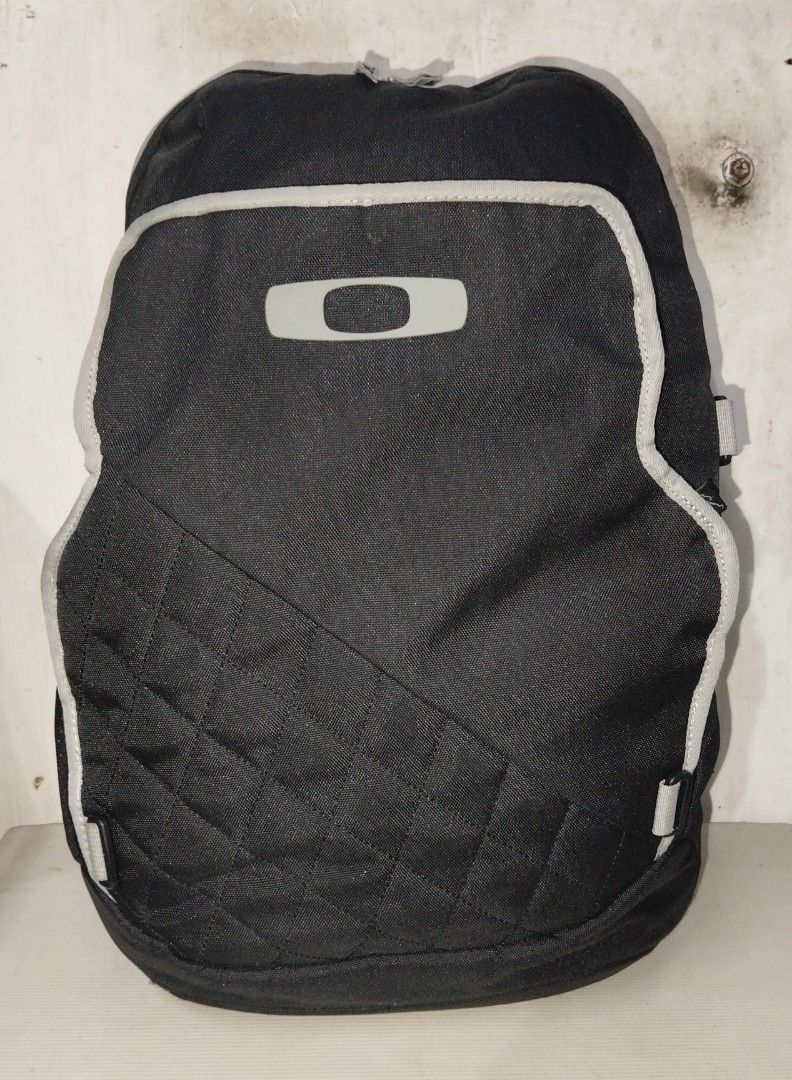 OAKLEY BACKPACK (Category: Backpacks) located in Bacolod City. Submitted by hyoohxzx (Listing ID 1469501963, Image 1). Description: OAKLEY BACKPACK 23L EXCELLENT CONDITION LOCATION BACOLOD CITY, NEGROS OCCIDENTAL.