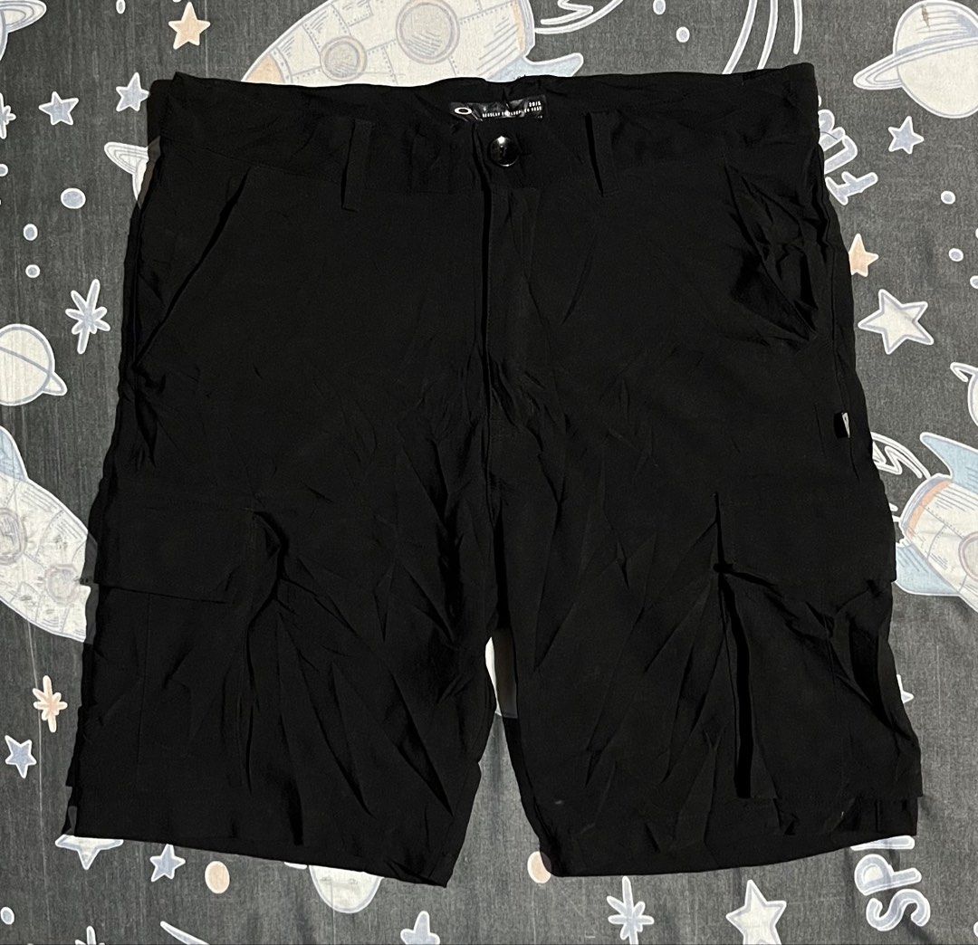 Oakley Cargo Shorts (Category: Shorts) located in Maribojoc. Submitted by nayer (Listing ID 1469465638, Image 1). Description: Oakl3y Cargo Walkshorts W/ 6 pockets Like new Minimal issue last pic 10/10 color rate 30 on tag AD: W32.5 * L18.5 Leghole: 10.