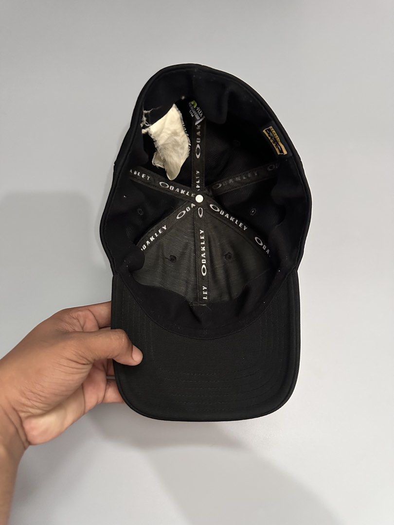 Oakley Close Cap (Category: Activewear) located in Manila. Submitted by thriftavenueph (Listing ID 1469421878, Image 3). Description: Fs: Oakley Close Cap Condition: excellent, no issue, no holes, no stain Price: 850.